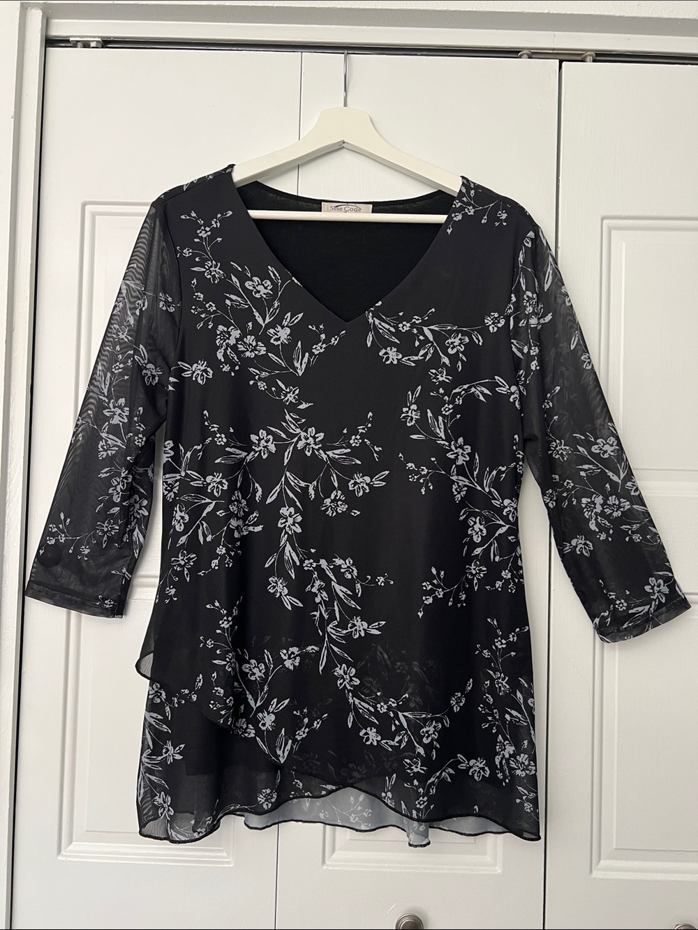 Like new - Black Floral V-Neck Layered Tunic Top w/ Sheer sleeves - M